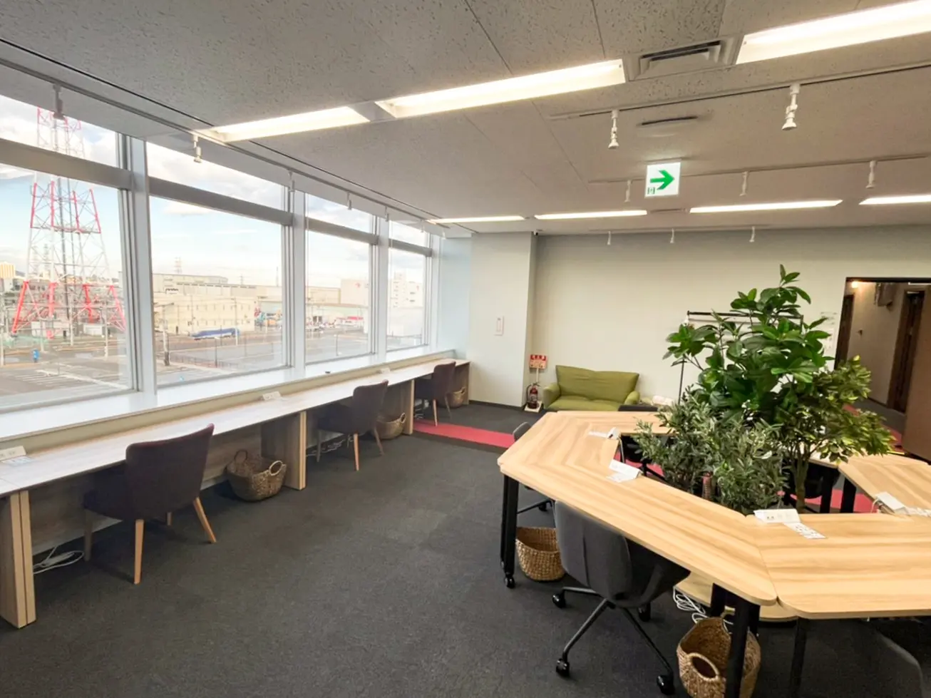 仙台港コワーキング・フリースペースcocoyoruの、大きな窓が特徴のオープンデスク
